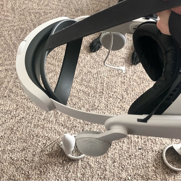 Oculus quest 2 with comfort head strap and extended battery. - Picture 2 of 3
